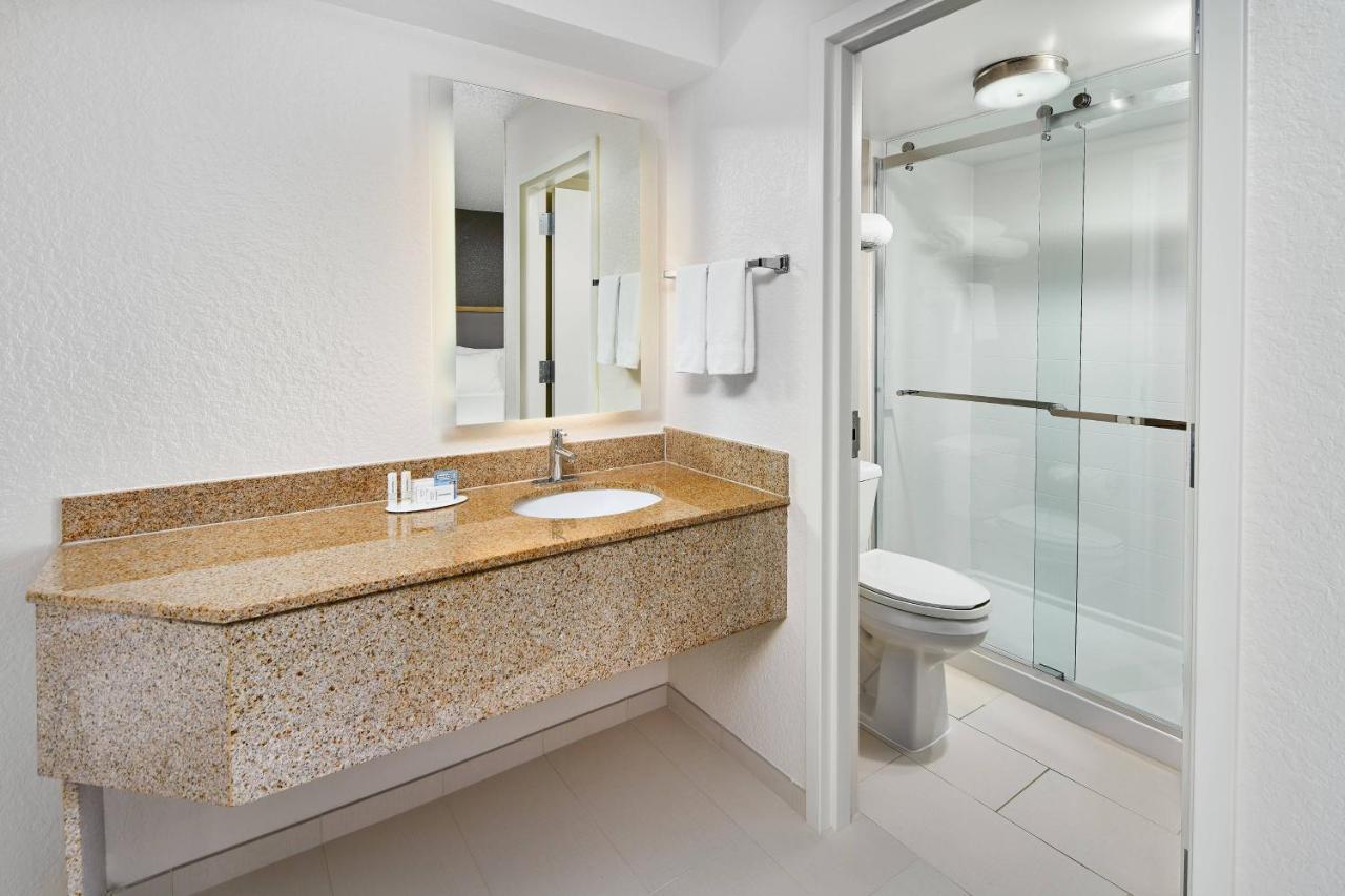Hotel Springhill Hobby Airport 3*